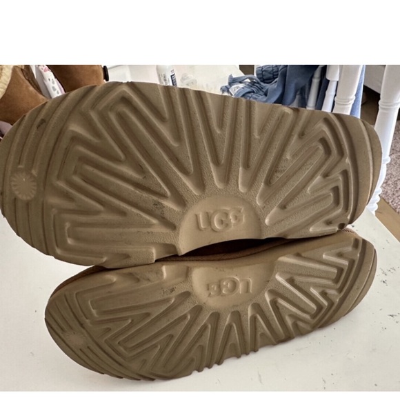 UGG Chestnut Bailey Button Boots - Picture 4 of 4